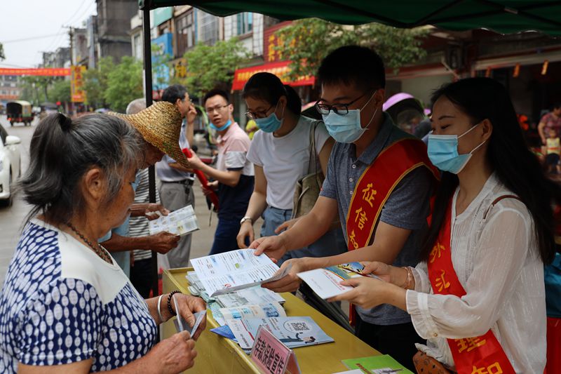 国家外汇管理局防城港市中心支局积极开展“金融知识普及‘边关行’ 提升金融素养助防疫”宣传活动.jpg