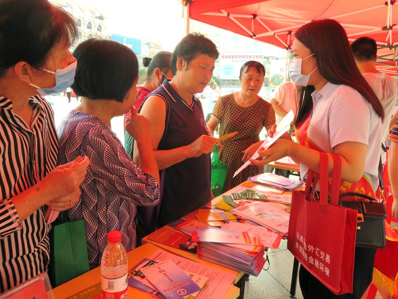 互联网—贺州支局—国家外汇管理局贺州市中心支局开展扫黑除恶专项斗争集中宣传活动—20200628.jpg