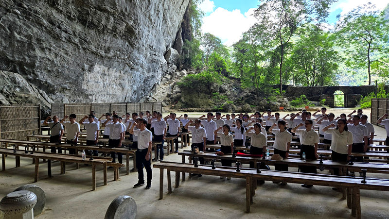 在农民运动讲习所（列宁岩）重温入党誓词.jpg