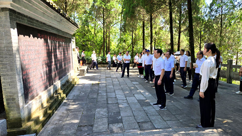 参观韦拔群故居、纪念馆.jpg