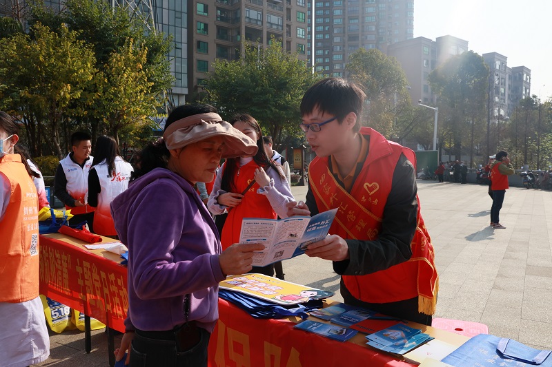 互联网-贺州支局-国家外汇管理局贺州市中心支局联合开展“3.5学雷锋日”金融知识宣传活动-20230306.jpg