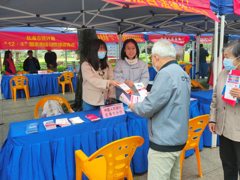 向群众宣传个人外汇便利化政策.jpg