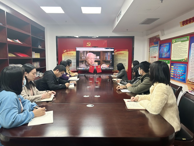 全体党员共同观看专题节目《榜样8》.jpg