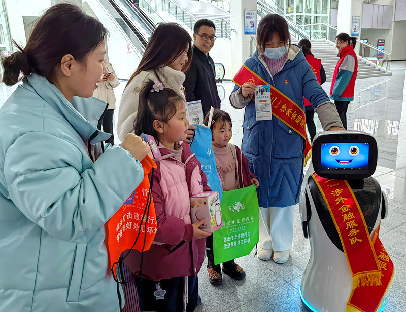 汇小二宣传机器人进行宣传.jpg