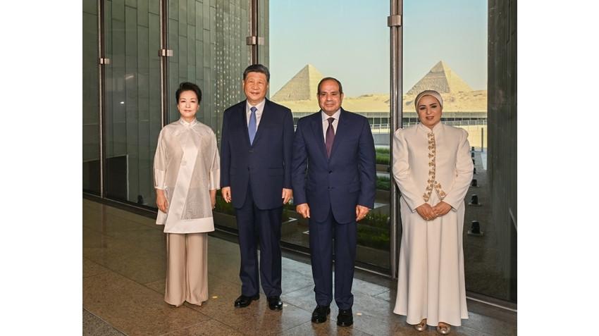 习近平和彭丽媛同埃及总统塞西夫妇共同参观大埃及博物...