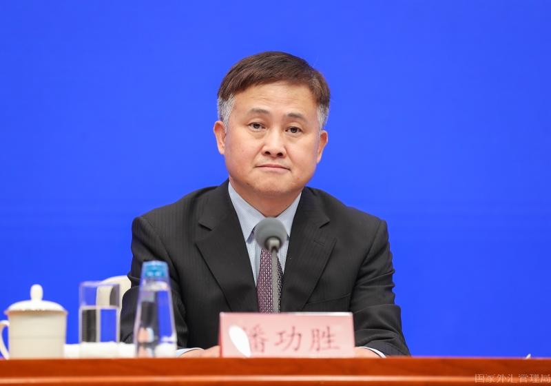 a61c86063ad04a0bb68c7d77136f9a88.jpg 潘行長.jpg